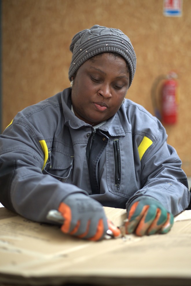 salariée à l'atelier cartons salariée à l'atelier cartons