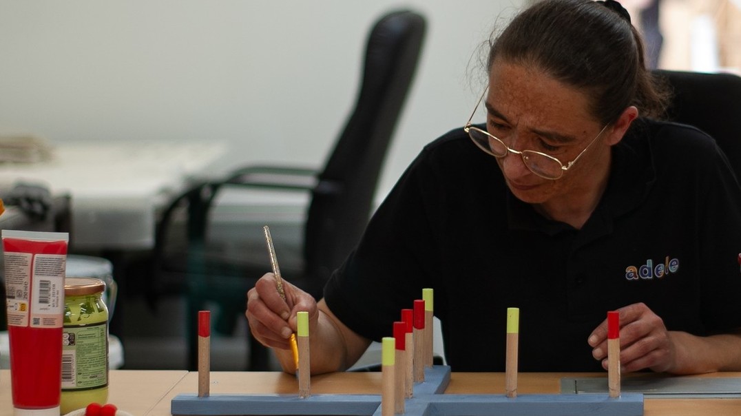 Qui peut travailler chez ADELE ? Cécile à l'atelier peinture