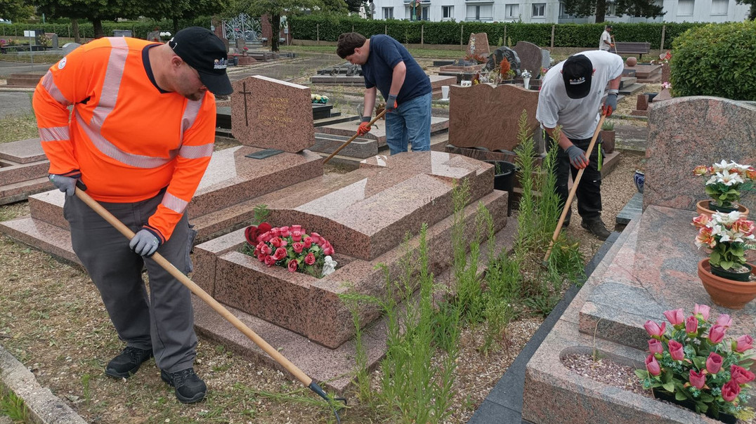 Le pôle environnement Salariés entretenant le cimetière de Darnétal